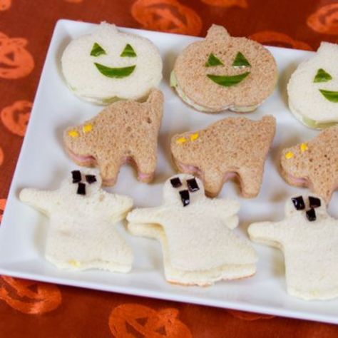 Halloween Sandwiches, Halloween Toddler Party, Halloween Tea Party, Halloween Snacks For Kids, Spooky Halloween Food, Recetas Halloween, Halloween Lunch, Healthy Halloween Snacks, Halloween Fest