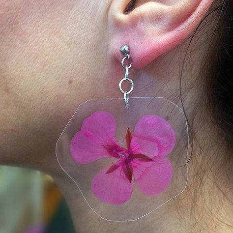 A unique informative blog of free jewelry making tutorials; actually, this isn't resin, but is done with a laminating machine Flower Earrings Tutorial, Floral Bridal Hair Accessories, Real Flower Earrings, Bridal Flower Headband, Free Jewellery Making Tutorials, Dried Flower Jewelry, Earrings Tutorial, Bridal Handbags, Pendant Tutorial