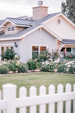 Rustic Cottage Exterior, Arcadia Phoenix, Desert Living, Phoenix Homes, Cottage Exterior, Cottage Style Decor, Unique Farmhouse, White Picket Fence, Unique House Design