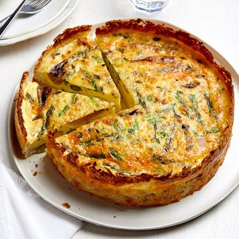 A recipe for a Spring Quiche with a Hash Brown Crust. A perfect recipe for your easter brunch! Spring Quiche, Asparagus Cheese, Hashbrown Quiche, Spoon Fork Bacon, Quiche Recipes Easy, Breakfast Quiche, Quiche Recipe, Hash Brown, Egg Dish