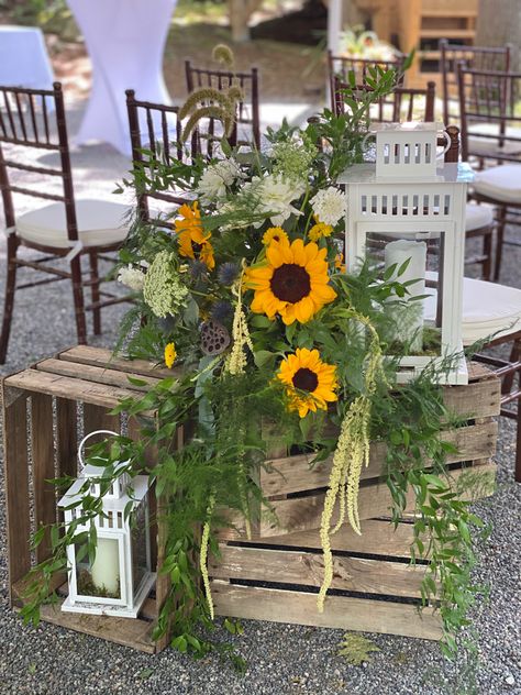 Sunflower Wedding Arrangements, Country Flower Arrangements, August Wedding Colors, Country Wedding Centerpieces, Custom Flowers, Haldi Decor, Sunflower Themed Wedding, Sunflower Wedding Bouquet, Sweetheart Table Wedding