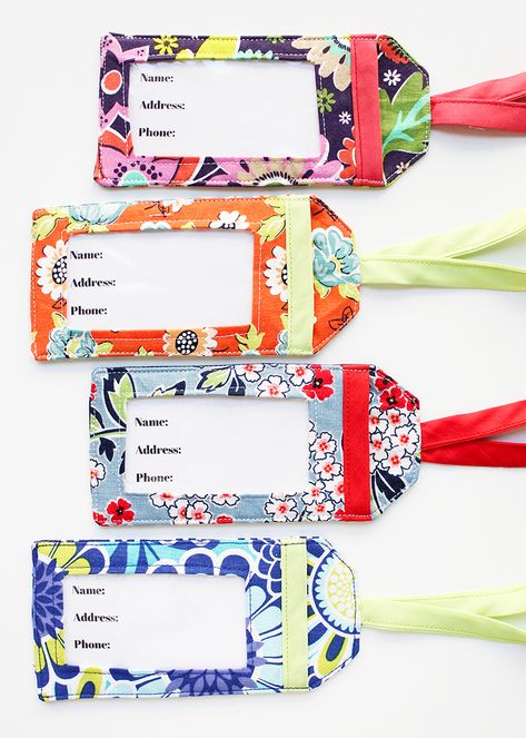 Luggage Tag Pattern, Luggage Tags Diy, Diy Luggage, Scrap Fabric Projects, Quilted Gifts, Scrap Fabric, Small Sewing Projects, Diy Tags, Sewing Tags