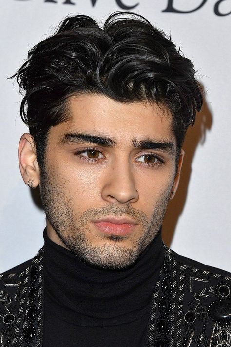 Zayn Malik, The Brooding Wave Toggle Zayn is proof that it's possible to look great at every stage of growing out a buzz cut. Zayn Malik Hairstyle Buzz Cut, Hairstyles Zayn, Zayn Malik Hairstyle, Men Celebrities, Side Part Haircut, Hair Cuts 2017, Zayn Malik Photos, Celebrity Haircuts, Guy Haircuts Long