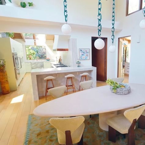 Emma Chamberlain Dining Room, Emma Chamberlain House Aesthetic, Emma Chamberlain House Kitchen, Emma Chamberlain Kitchen, Emma Chamberlain Home, Emma Chamberlain House, Downtown Loft, La House, Mid Century Modern Aesthetic