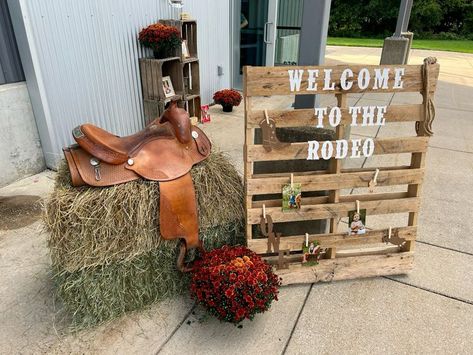 Rodeo Backdrop Ideas, 3rd Birthday Rodeo Theme, Rodeo Theme Decorations, First Rodeo Birthday Decor, Country 1st Birthday Boy, Cowboy Theme 1st Birthday Boy, First Rodeo Birthday Ideas, First Rodeo Table Decor, Western Decorations Party