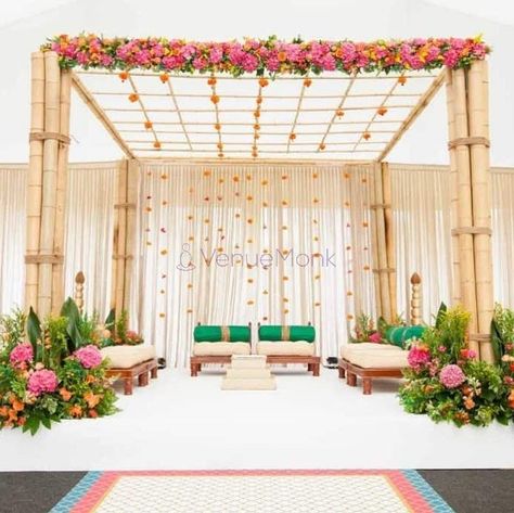 Simple Mandap, Malayalee Wedding, Normal Saree, Marriage Stage, Mandap Ideas, Shaadi Decor, Hindu Wedding Decorations, Mandap Decoration, Decoration Engagement