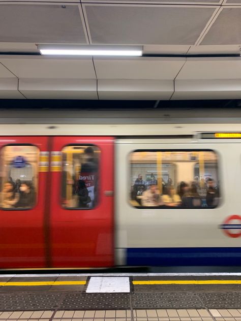 London Underground Train, London Metro, Vintage London Photography, Look Back In Anger, Aesthetic London, London Vibes, London Aesthetic, Subway Train, Uk Destinations