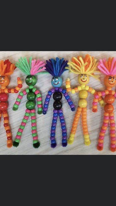 Easy Doll Making Ideas, Beaded Dolls, Bead Dolls, Bead People Diy, Beads Craft Kids, Beading For Kids, Pony Bead Crafts, Pipe Cleaner Crafts, Pony Bead Patterns