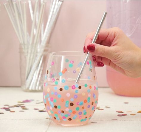 Dip Q-tip in paint & press on glass for the most elegant look yet Q Tip Painting, Wine Glass Painting, Old Glass Bottles, Custom Wine Glass, Glass Bottle Diy, Diy Glass Bottle Crafts, Bottle Diy, Cotton Swabs, Glass Bottle Crafts