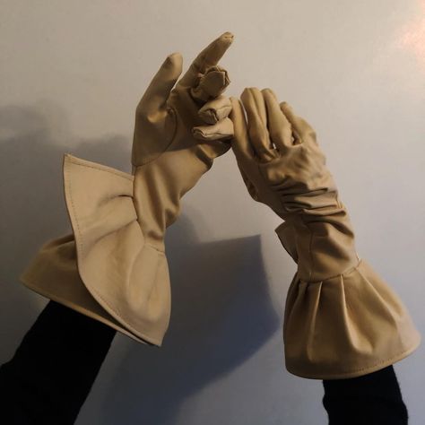 Glove Aesthetic, T Label, Accessorize Jewellery, Elegant Gloves, Tight Dress Outfit, Technical Drawings, Gloves Fashion, Paris Chic, Gloves Design