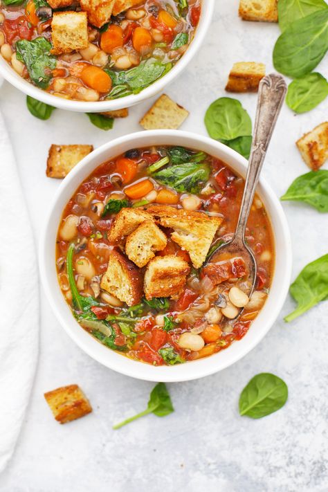 Sun-Dried Tomato and White Bean Soup - This savory sun-dried tomato bean soup comes together in no time, but tastes like it simmered all day! (Gluten-Free + Vegan) // Healthy Sop Recipe // Vegan Soup // Healthy Lunch Idea // #glutenfree #soup #sundriedtomatoes #healthysoup #vegan Sun Dried Tomato Soup, Soups Tomato, Tomato White Bean Soup, Salad Croutons, Tomato White Bean, Chicken Basil Pasta, Soup Healthy, Soup Vegan, Sundried Tomato