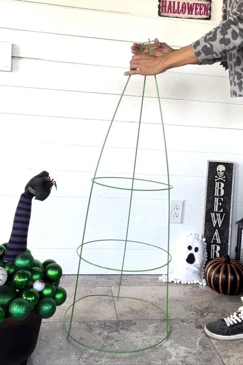 How To Make A Witch, Tomato Cage Witch Diy, Diy Yard Witches, Tomato Cage Witch, Witch Decorations Diy, Life Size Witch, Diy Witches, Halloween Yard Decorations Diy, Tomato Cage Crafts