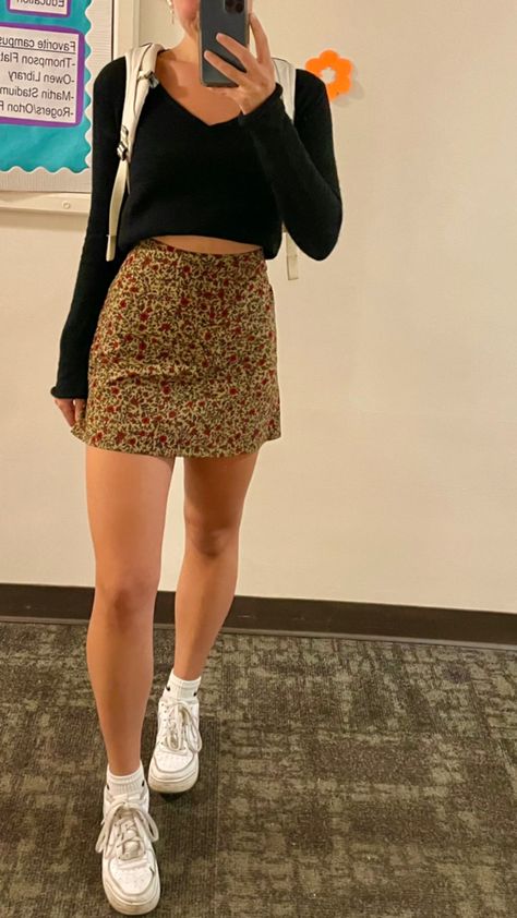 Fall Skirt Outfits Aesthetic, Floral Mini Skirt Outfit Winter, Fall Brandy Melville Outfits, Skirt And Crewneck Outfit, Floral Mini Skirt Outfit, School Skirt Outfits, Floral Midi Skirt Outfit, Mini Skirt Outfit Fall, Brandy Melville Fall