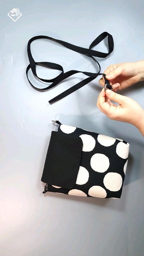 Zipper Sewing Tutorial, Diy Bag Painting, Crossbody Bag Tutorial, Handmade Fabric Purses, Zipper Sewing, Simple Crossbody Bag, Sewing Handbag, Wallet Sewing Pattern, Handmade Fabric Bags