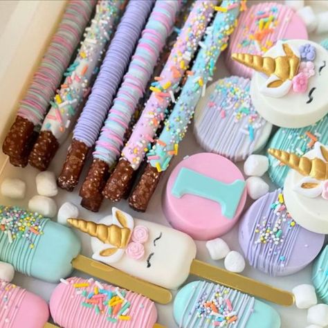 Lauren | SweetsbySmooches 🍭 on Instagram: "✨🦄💕1️⃣⁣ UNICORN 1st BDAY⁣ ⁣ #unicornpartypack #unicorn #unicornparty #partypack #desserttable #dessertbox #pastels #rainbowandunicorn #cakesicles #eventplanners #dessertpic #pastelsprinkles #chocolateoreos #somethingsweet #tablestylist #kidspartyideas #pretzelsticks #yonkersny #westchesterkids #bronxvillemoms #scarsdalemoms #westchestermoms" Unicorn Treats Desserts, Pastel Desserts Table, Unicorn Cakepops Ideas, Unicorn Party Dessert Table, Unicorn Party Treats, Unicorn Birthday Treats, Unicorn Oreos, Unicorn Cakesicles, Unicorn Dessert Table