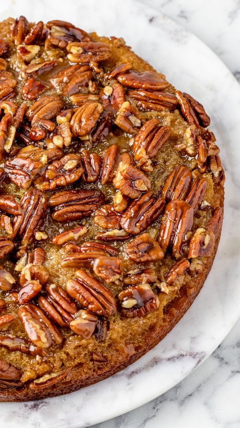 This Pecan Upside Down Cake recipe is easy, delicious, and baked in a single cake pan. It is layers of gooey pecan and moist vanilla cake. It is sure to become a fall favorite recipe. Vegan Pecan Cake, Old Baking Recipes, Texas Pecan Cake, Pecan Nuts Recipes, Walnut Upside Down Cake, Pecan Cake Recipes, Caramel Pecan Upside Down Cake, Pecan Upside Down Cake Recipe, Parkin Cake Recipe