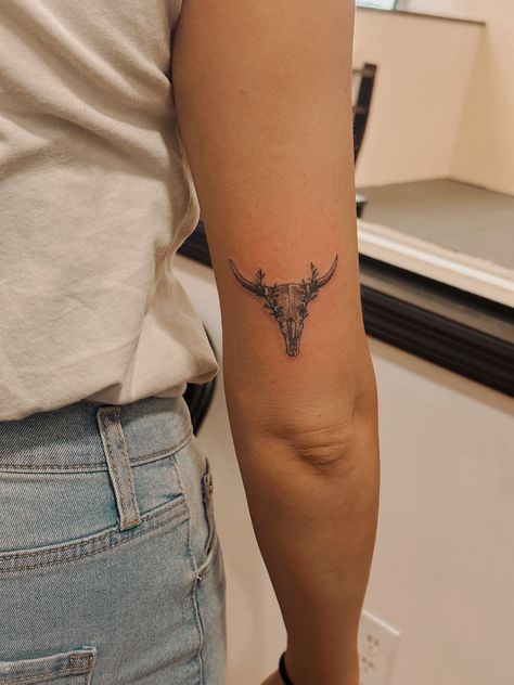 Bull Horns Tattoo Women, Long Horn Tattoo For Women Simple, Small Longhorn Skull Tattoo, Longhorn Head Tattoo, Long Horns Tattoo, Longhorn Tattoo With Flowers, Long Horn Skull Drawing, Bull Horns Tattoo, Western Tattoo Ideas For Women