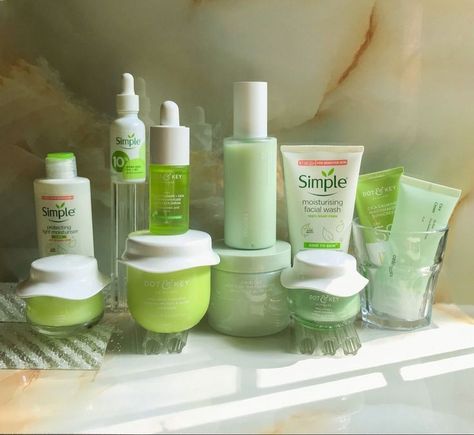 Green Skincare Photography, Skin Care Green Aesthetic, Skincare Green Aesthetic, Green Skin Care Aesthetic, Green Girly Aesthetic, Green Aesthetic Makeup, Green Skincare Aesthetic, Green Wonyoungism, Clean Skin Makeup