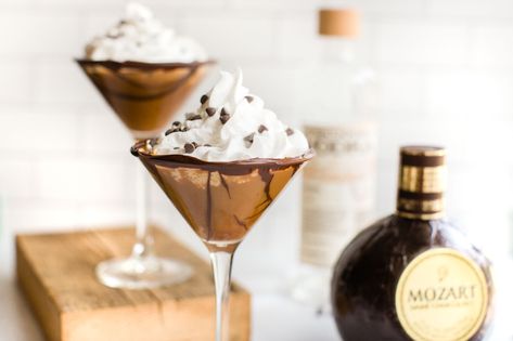 Vegan Chocolate Martini — The Perfect Dairy Free Cocktail Dairy Free Cocktails, Chocolate Martini Recipe, Easy Mixed Drinks, Vegan Drinks Recipes, Chocolate Cocktails, Vegan Whipped Cream, Chocolate Martini, Liqueurs Recipes, Vegan Dark Chocolate