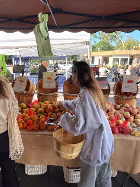 Sunday Farmers Market Outfit, Farmers Market Friends, Farmers Market Fall Outfit, French Farmers Market Aesthetic, Farmers Market Instagram Story, Farmers Market Picture Ideas, Farmers Market Instagram Pictures, Farmer Market Aesthetic, Cottage Core Outfits Summer