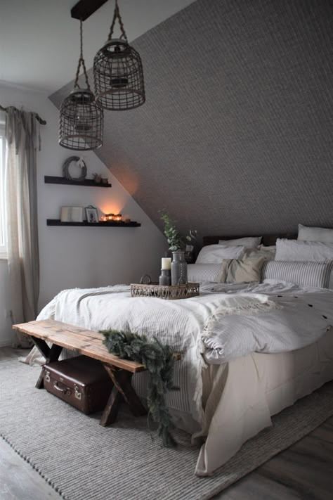 Wallpaper Inspiration Home Decor, Bedroom Slanted Walls, Wallpaper Ideas For Bedroom, Slanted Wall Bedroom, Attic Bedroom Ideas Angled Ceilings, Slanted Ceiling Bedroom, Sloped Ceiling Bedroom, Attic Bedroom Designs, Casa Country