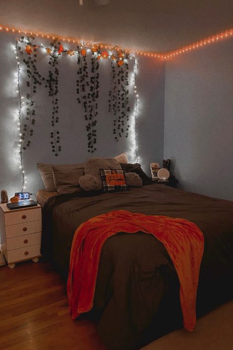 Autumn Theme Bedroom, Autumn Themed Room Bedrooms, Fall Bedroom Aesthetic Autumn, Cozy Fall Aesthetic Bedroom Autumn, Orange Fairy Lights Bedroom, Fall Room Ideas, Holiday Room Decor, Fall Room Decor, Holiday Room