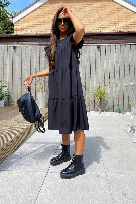 Midi Smock Dress Outfit, Everyday Black Dress, Summer Smock Dress, Smock Dress Outfit Summer, Dr Martins Dress Outfit, Dress Over Tshirt, Dress Rock Style, Trendy Pregnancy Outfits, Long Summer Dress Outfits