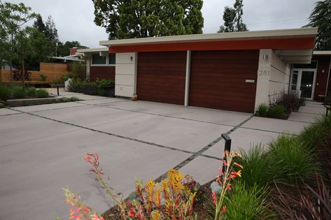 Palo Alto Eichler - Midcentury - Landscape - San Francisco - by The Garden Route Company | Houzz Mid Century Modern Front Yard, Mid Century Modern Landscaping, Modern Driveway, Scandinavian Rustic, Driveway Ideas, Gravel Landscaping, Farmhouse Transitional, Front Yard Landscaping Pictures, Modern Front Yard