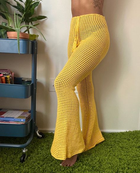 Zakyla the Crocheter on Instagram: “Hi guys! I’m finally back with these beauties! Crochet mesh flare pants made with @lionbrandyarn ! Aren’t they so cute!!!!! I really…” Crochet Trousers, Mesh Top Outfit, Knitted Baby Outfits, Crochet Pants, Crochet Woman, Diy Couture, Pants Design, Pants Pattern, Vintage Crochet