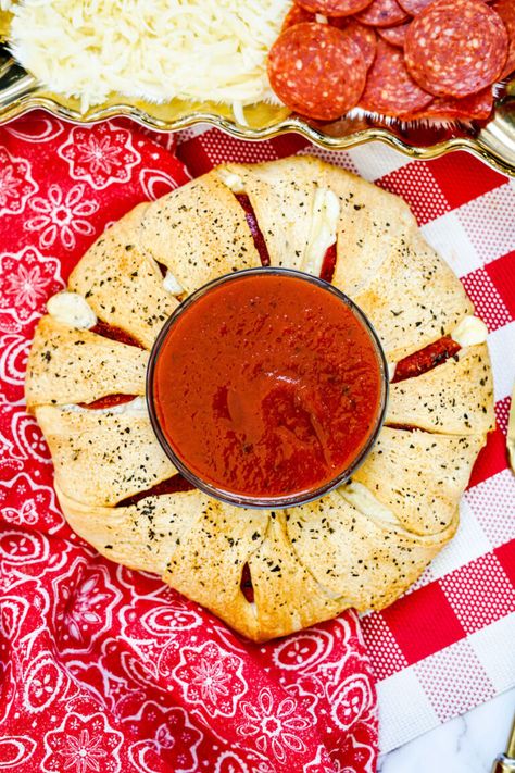 Yummy Pizza Crescent Rolls with Pepperoni and Cheese Pepperoni Rolls Crescent Dough, Crescent Roll Pepperoni Rolls, Pepperoni Cheese Crescent Rolls, Pepperoni Cresent Roll Recipes, Crescent Roll Ring Recipes, Crescent Roll Recipes Pizza Pepperoni, Crescent Pizza, Pizza Egg Rolls, Crescent Roll Bake