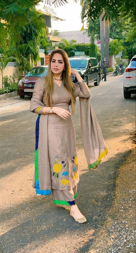 Simple Applique, Style Outfits Summer, Summer Vibes Aesthetic, Simple Suit, Aesthetic Summer Outfits, Designer Aesthetic, Pakistani Dresses Casual, Kurta Neck Design, Beautiful Pakistani Dresses