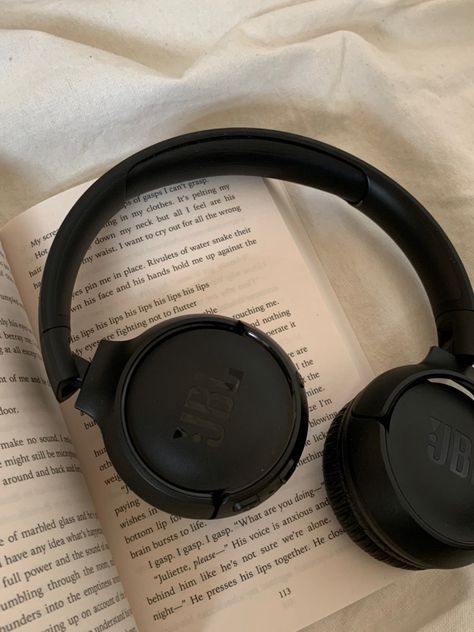 Jbl Headphones, Not Aesthetic, Cute Headphones, Aesthetic Poster, Headphones With Microphone, Decorations Party, Black Headphones, Dream Apartment, Music Aesthetic