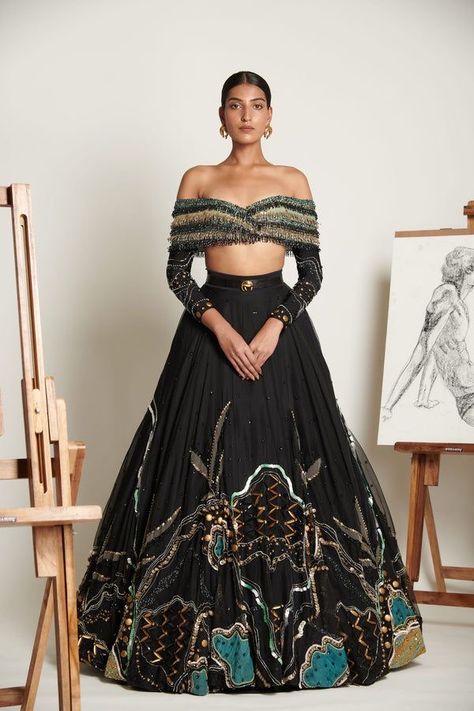 Shimmery Lehenga, Scallop Dupatta, Embroidered Bridal Lehenga, Trendy Outfits Indian, Indian Outfits Lehenga, Lehenga Designs Simple, Artists At Work, Traditional Indian Dress, Indian Dresses Traditional