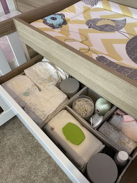 Baby Dresser Organization, Nursery Dresser Organization, Perlengkapan Bayi Diy, Baby Drawer, Baby Closet Organization, Baby Nursery Organization, Baby Boy Nursery Themes, Baby Dresser, Baby Room Organization