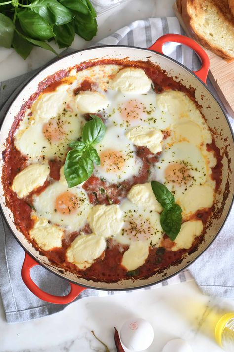 Cooking with Manuela: Baked Eggs in Tomato Sauce with Ricotta and Spinach Eggs In Tomato Sauce, Ricotta Spinach, Oatmeal Bowls, Warm Breakfast, Loaded Baked Potatoes, Chocolate Hazelnut Spread, Fun Lunch, Egg Casserole, Hazelnut Spread