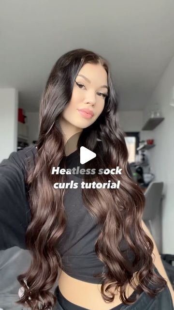 CARINNA - YOUR HAIRCARE BESTIE ❣️ on Instagram: "Heatless sock curl tutorial ✨ 

It’s completely simple – after each twist of the hair, I add more hair, repeating this process until the end. Finally, just dampen the hair with something 🫶🏼

For more tutorials like this, follow me 💖

#heatlesscurls #sockcurls #curlylonghair #overnightcurls #hairtips #hairtipsandtricks #heatlesscurlstutorial #heatlesscurlsovernight #sockcurlstutorial" Sock Curls Overnight, Sock Curls Tutorial, Heatless Curls Overnight Tutorials, Heatless Curls Tutorial, Sock Curls, Heatless Curls Overnight, Curl Tutorial, Overnight Curls, Night Hairstyles