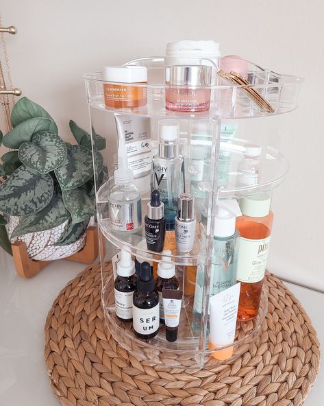 Amazon Finds - Carousel Vanity Organizer // Love this for organizing my skincare products! It's space saving and adjustable, and would be perfect for makeup or perfume too. Bathroom, storage, organization Спонж Beauty Blender, Rangement Makeup, Haut Routine, Makeup Organization Diy, Makeup Storage Organization, Perfume Organization, Acrylic Organizer Makeup, Makeup Organization Vanity, Make Up Organiser