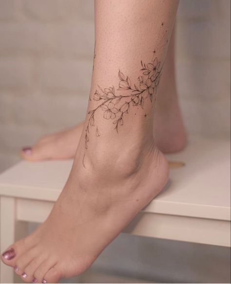 Feminine Ankle Tattoos, Tattoos For Ladies, Wrap Around Ankle Tattoos, Amazing 3d Tattoos, Ankle Bracelet Tattoo, Ankle Tattoo Designs, Wrap Tattoo, Ankle Tattoos For Women, Ankle Tattoos