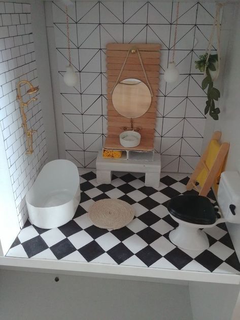 Diy Tiny Doll House, Dolls House Bathroom Ideas, Doll House Bathroom Diy, Barbie Bathroom Diy, Diy Barbie House Plans, Miniature Bathroom Diy, Diy Miniature House Cardboard, Diy Dolls House Furniture, Dolls House Furniture Diy