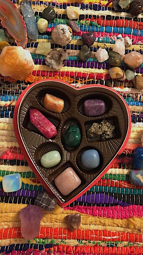 crystals inside of a valentine’s day box surrounded by other crystals Crystal Heart Aesthetic, Crystal Jewelry For Valentine's Day Gift, February Crystals, Witchy Valentines Day, Aesthetic Crystal Collection, Crystal Heart Box, Valentines Day Box, Chocolate Boxes, Crystal Room