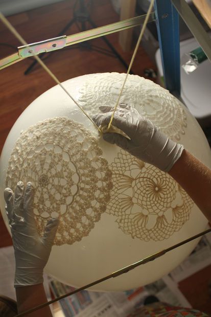 It's time to give the dated doily a facelift - and what better way than really highlighting the unique lace patterns in a lamp! It took me a few tries, but... Doily Lamp, Crochet Lampshade, Cortinas Boho, Lace Lamp, Crochet Lamp, Doily Art, Koti Diy, Doilies Crafts, Diy Lampe