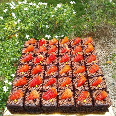 Strawberry Brownies Decorated Brownies, Brownie Packaging, Strawberry Brownies, Cream Cheese Bread, Chocolate Poke Cake, Blueberry Breakfast Cake, Best Banana Pudding, Colorful Desserts, Blueberry Breakfast