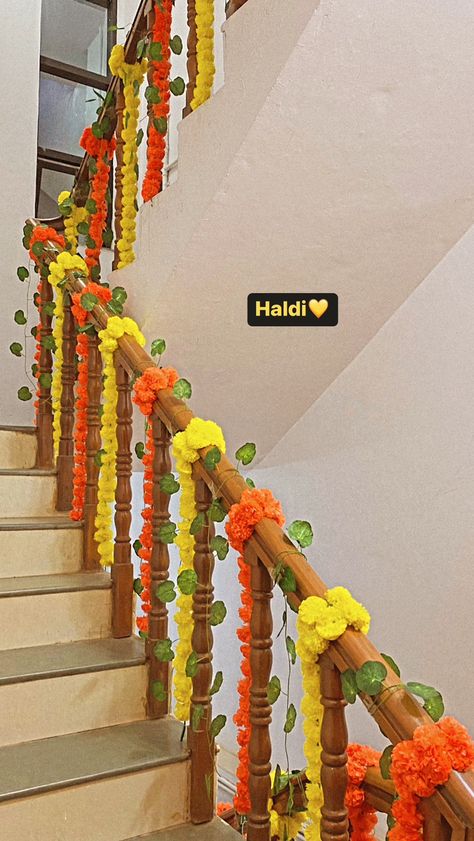 Stairs Decor Ideas For Diwali, Railing Decorations For Diwali, Diwali Balcony Decoration Ideas, Diwali Gate Decoration, Diwali Stairs Decoration, Diwali Decoration Lights, Home Flower Decor, Snapchat Streaks, Gate Decoration