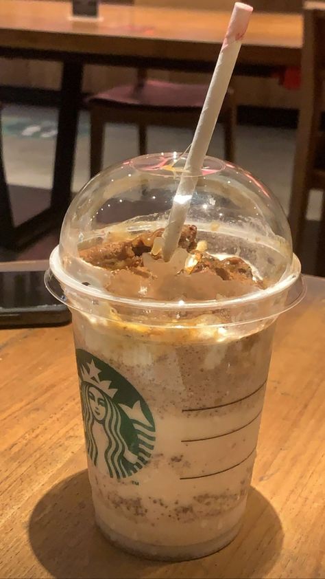 Minuman Starbucks, Iced Starbucks Drinks, Coffee Shop Aesthetic, Coffee Obsession, Delicacy Food, Food Drink Photography, Healthy Lifestyle Food, Yummy Comfort Food, Aesthetic Coffee