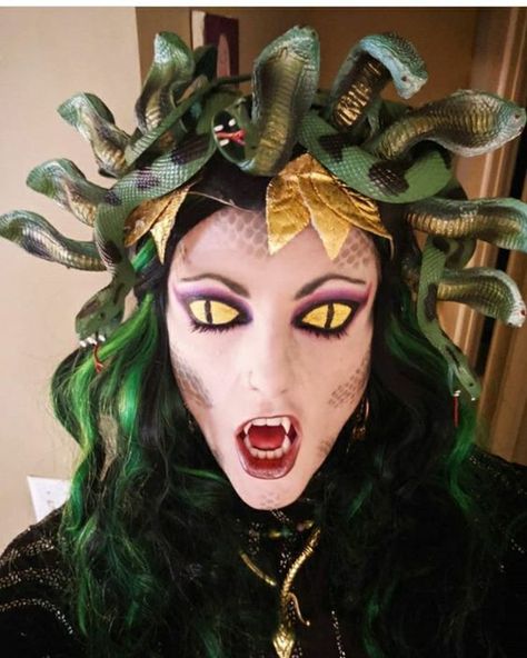 9 Best Medusa Makeup Ideas To Mesmerize This Halloween Medusa Scary Makeup, Poison Ivy Costume Diy Plus Size, Medusa Dress Costume, Snake Halloween Makeup, Medusa Pumpkin, Medusa Makeup Ideas, Cosplay Medusa, Snake Makeup, Halloween Costume 2022