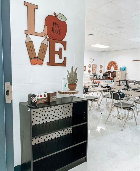 Diy Teacher Decor Classroom Ideas, Cute High School Classroom, Homework Board Classroom, Teacher Classroom Aesthetic, Teacher Desk Area Classroom Setup, Entryway Nook, Teacher Desk Areas, Classroom Vibes, Teacher Goals