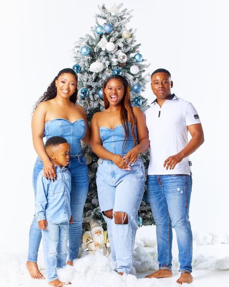 Family Picture White And Denim, Denim Christmas Pictures, White And Denim Family Pictures, Denim Photoshoot Family, Denim Family Pictures Outfits, Denim Outfit Photoshoot, Job Photo, Portrait Outfits, Denim Photoshoot