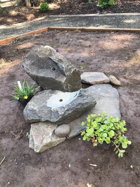 Diy Stone Water Feature, Diy Rock Water Fountain, Rock Fountains Outdoor, Rock Fountain Ideas, Backyard Patio Makeover, Rock Water Feature, Pond Diy, Rock Water Fountain, Stone Water Features