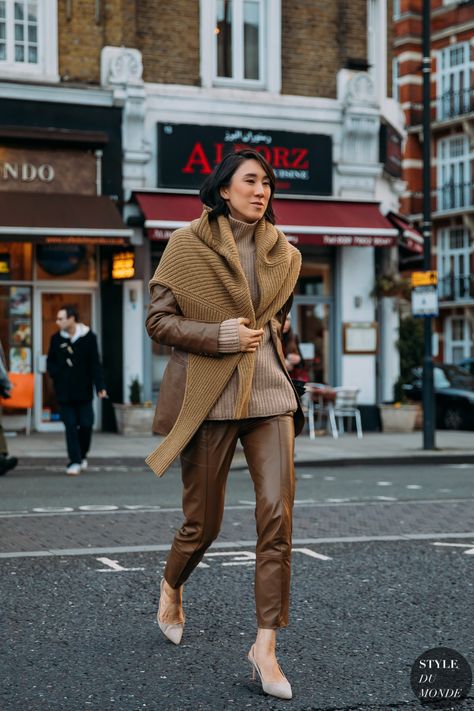 Mode Dope, Street Style London, Eva Chen, 2020 Street Style, Gala Gonzalez, Creeper Minecraft, London Fashion Weeks, Street Style Edgy, Ribbed Turtleneck Sweater