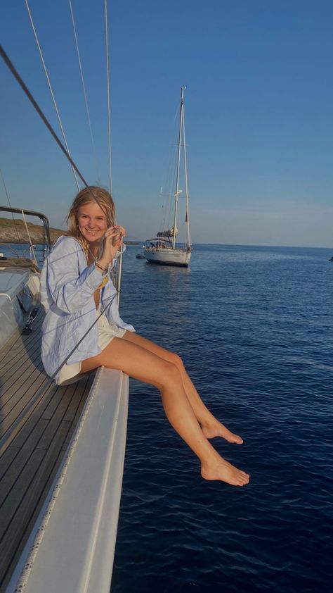 Sailboat Aesthetic Outfit, Sailing Aesthetic Outfit, Boat Girl Aesthetic, Sailing Photoshoot, Coastal Chic Fashion, Fall Coastal Grandmother, Aesthetic Boat Pics, Aesthetic Lake House, What To Wear On A Boat